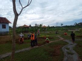 Jumat Bersih, Pemerintah Desa Banaran Cabuti Rumput Liar